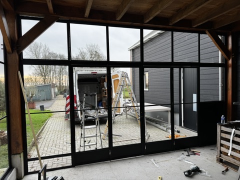 Stalen Wand met Deur